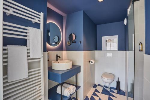 马赛Odalys City Marseille Centre Euromed的蓝色的浴室设有水槽和卫生间