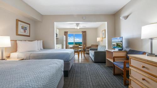 圣徒皮特海滩Palm Crest Resort Motel的酒店客房带两张床和一个客厅