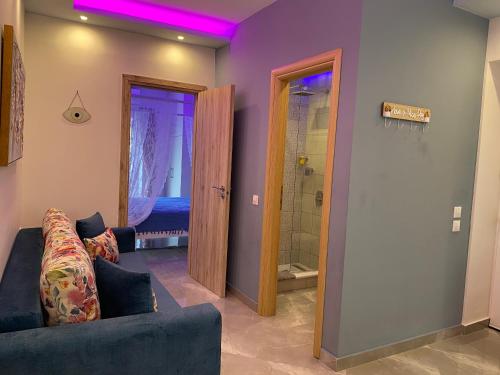 西洛卡特伦Dream Luxury Home的带沙发和步入式淋浴间的客厅