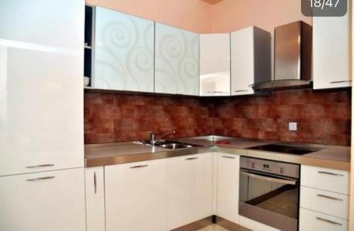 蒂瓦特Villa Mare Apartments的厨房配有白色橱柜和水槽