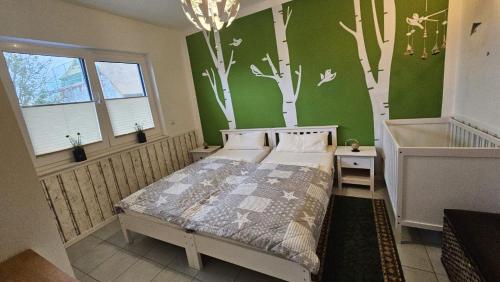 格洛韦Haus Kliffblick的卧室配有一张床,墙上绘有树木
