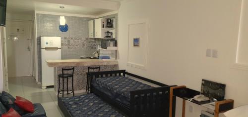 萨尔瓦多法罗尔巴拉公寓的一间厨房,中间配有沙发