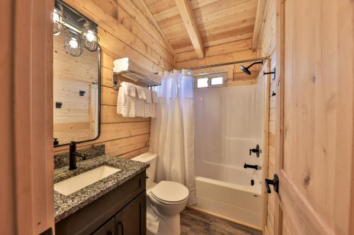 HanksvillePet Friendly Cabins in Hanksville Utah的一间带水槽、卫生间和淋浴的浴室