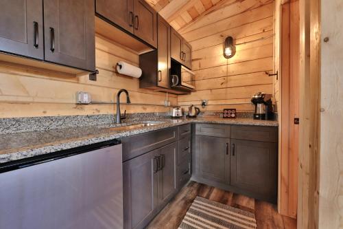 HanksvillePet Friendly Cabins in Hanksville Utah的厨房设有木墙和不锈钢用具