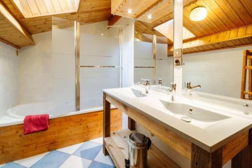 琴山朗勒堡La turra的浴室配有白色水槽和浴缸。
