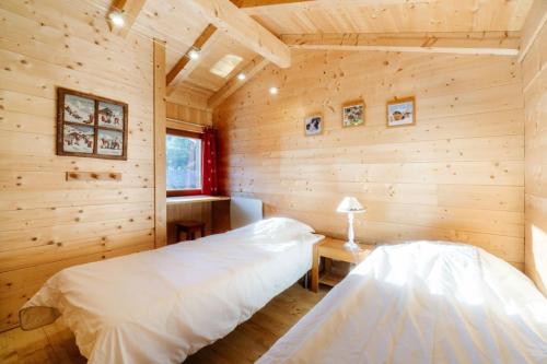 琴山朗勒堡La turra的小木屋卧室配有1张床和1张书桌