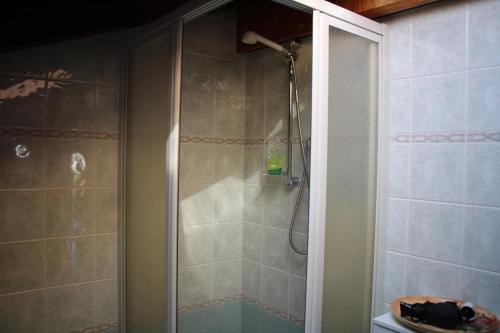 奥斯塔VILLA ADRY Mon Reve Holidays的浴室里设有玻璃门淋浴