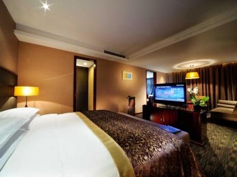 北京北京中关村皇冠假日酒店的配有一张床和一台平面电视的酒店客房