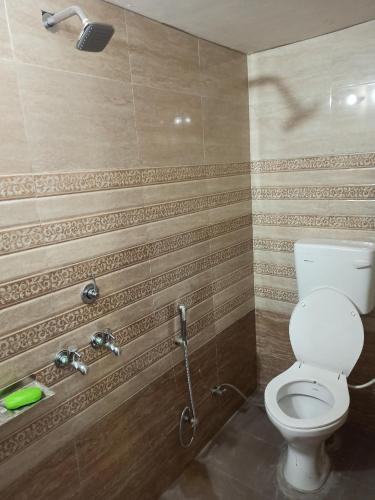 AyodhyaHari Kripa Sadan的一间带卫生间和淋浴的浴室