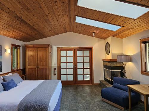 尤克卢利特Snug Harbour Inn的一间卧室配有一张床和一个壁炉