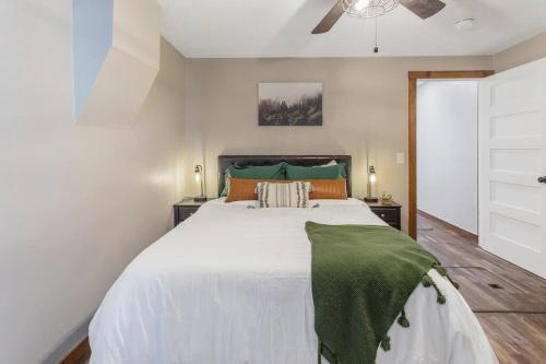 比尤特Stylish Uptown Butte Condo - 632的卧室配有带绿色枕头的大型白色床