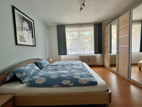 海布Apartmán Cimca的一间卧室配有一张带蓝色棉被的床