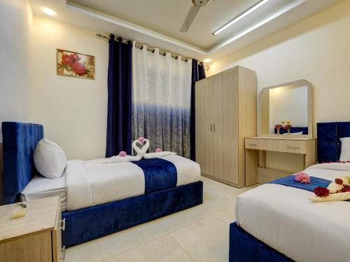 亚喀巴ENG-Murjan Apartment的酒店客房,设有两张床和镜子