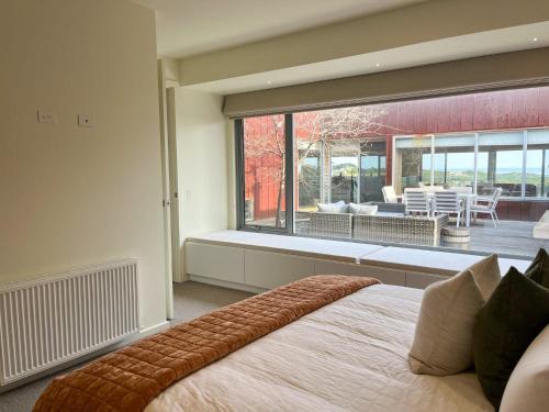 沃纳姆堡Serendipity Vista的一间卧室设有一张床和一个大窗户