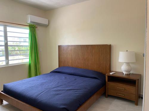 WoodsPoinciana Villas的一间卧室设有蓝色的床和窗户。