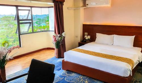 碧瑶456 Hotel的酒店客房设有床和窗户。