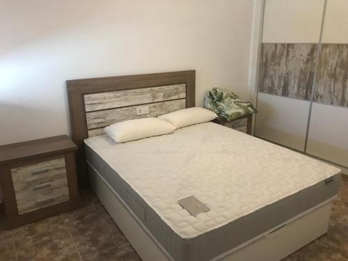 科斯塔德安提瓜casa luis的一间卧室配有一张带木制床头板的床