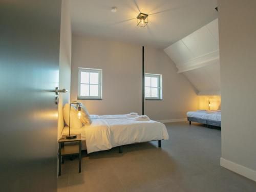 Lage ZwaluweJonkershof的一间卧室设有一张大床和两个窗户。