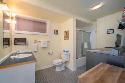 新港Nyevana Beach House的一间带卫生间和水槽的浴室