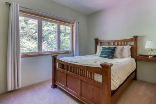 克洛弗戴尔Haven Hill的一间卧室设有一张木床和一个窗户。