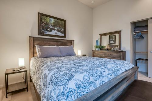迪波湾Sea Depoe Bay的卧室配有蓝色和白色的床和镜子