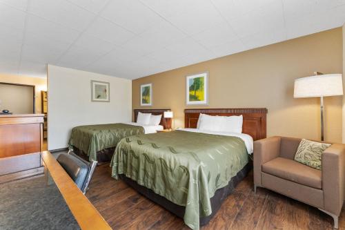 Okanogan奥卡诺根品质酒店的酒店客房,配有两张床和椅子