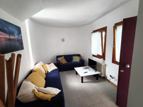 特雷维索Il Nido - Villetta in posizione strategica的客厅配有沙发和桌子