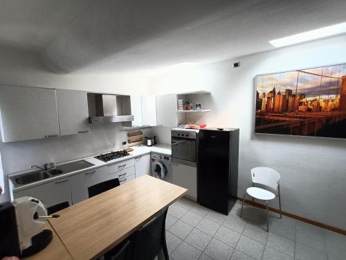 特雷维索Il Nido - Villetta in posizione strategica的厨房配有炉灶、水槽和冰箱。