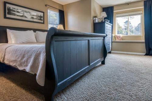 林肯市Browne's Beach N'Pad的一间卧室设有一张大床和一个窗户。