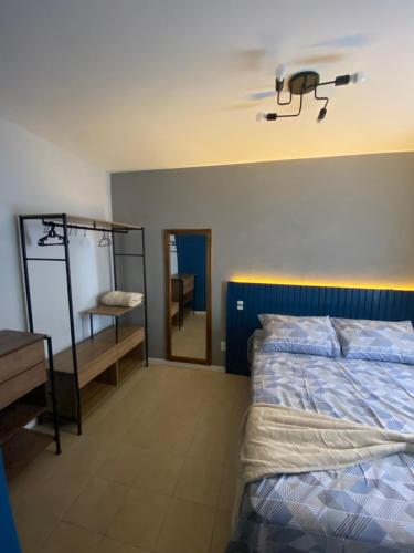 帕罗卡Excelente ap. 2 dorm.p/ viagens à trabalho ou lazer的一间卧室配有一张床,天花板上拥有灯光