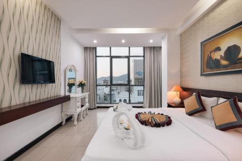 岘港星空酒店的酒店客房设有两张床和电视。