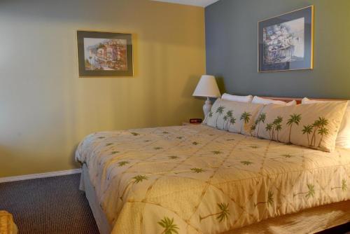 林肯市Waters Edge 312的一间卧室配有一张带黄色棉被的大床