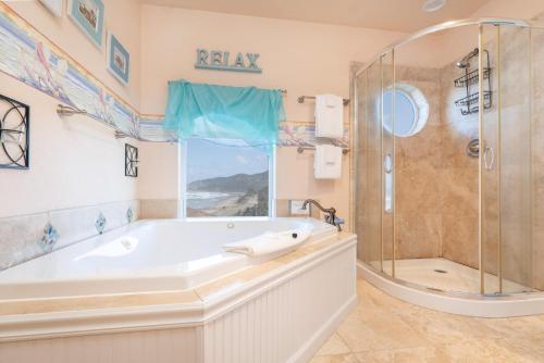 新港Beverly Beach Overlook的大型浴室设有浴缸和淋浴。