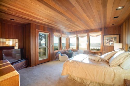 新港Gene's Coastal Escape的一间卧室设有一张带木制天花板的大床