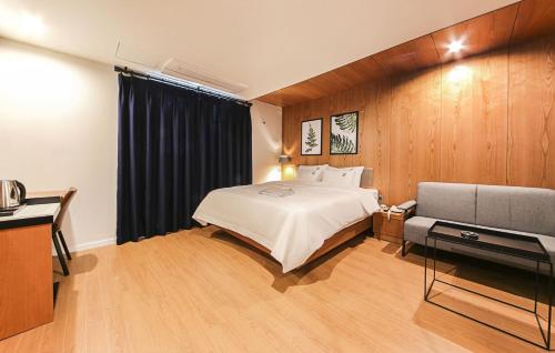 釜山Gray 191 Hotel的酒店客房,配有床和沙发