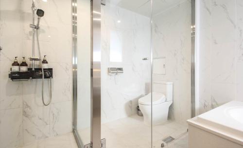 釜山Gray 191 Hotel的带淋浴和卫生间的白色浴室
