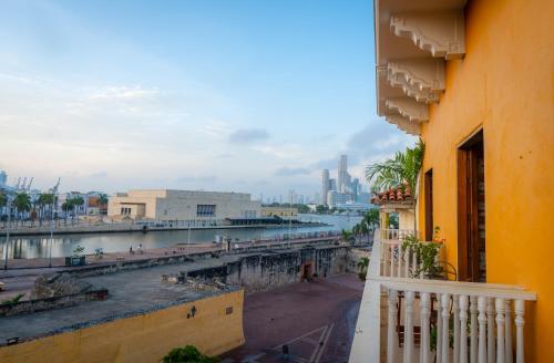 卡塔赫纳Amara Living的大楼的阳台享有城市美景。
