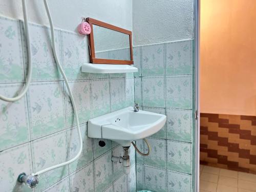 皮皮岛卢克斯旅馆的一间带水槽和镜子的浴室