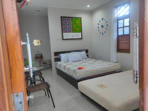 PasarbaruHomestay Erna Tanjong Tinggi的一间卧室配有两张床和一张桌子