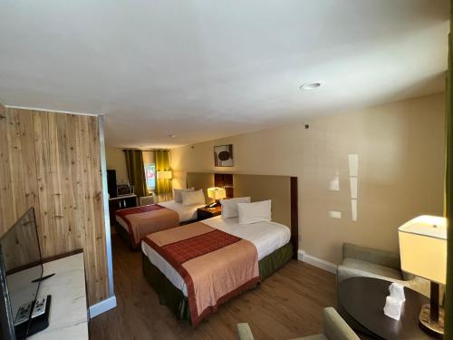 罗切斯特罗切斯特安克雷奇酒店的酒店客房配有两张床和一张书桌
