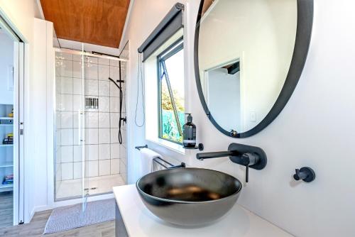 吉斯伯恩Black Label Retreats - SPECIAL SPA DEAL!的一间带碗水槽和镜子的浴室