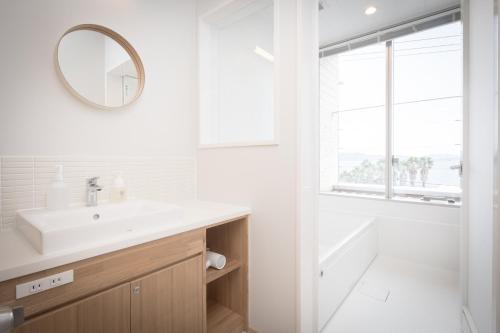 IeuraTeshima ESPOIR PARK的白色的浴室设有水槽和镜子
