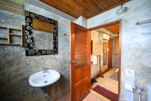 Ban Mae La Noiเฮินไต รีสอร์ท แม่ลาน้อย的一间带水槽和镜子的浴室