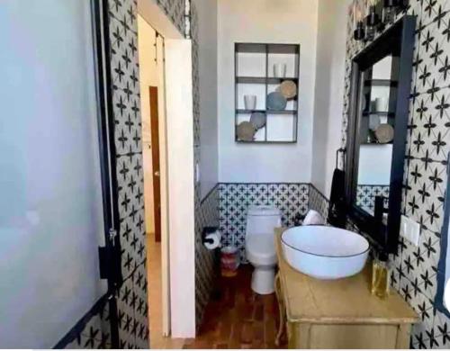 恩塞纳达港las palmas的浴室配有白色卫生间和盥洗盆。