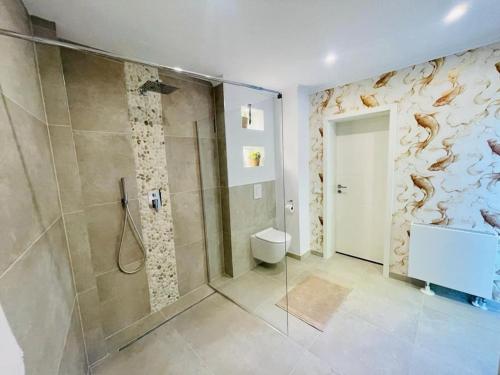 奥斯纳布吕克Der Vitihof Pastoren Suite的带淋浴和步入式淋浴间的浴室