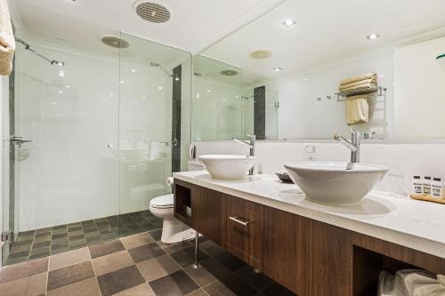 卡拉萨卡拉萨国际大酒店的一间带水槽、卫生间和淋浴的浴室