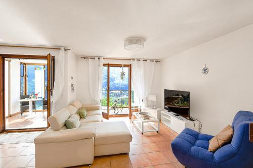 阿洛格诺Villa Delle Rose - Happy Rentals的客厅配有两张沙发和一台电视机