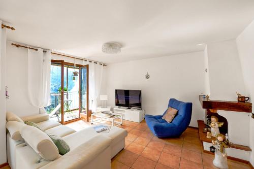 阿洛格诺Villa Delle Rose - Happy Rentals的客厅配有白色沙发和蓝色椅子