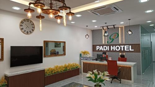 阿罗士打Padi Hotel Alor Setar的大堂,墙上挂着时钟