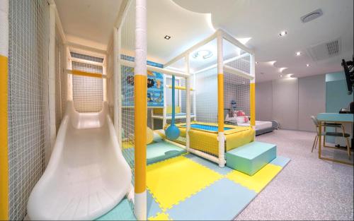 金海市Jangyu Almond Kids Hotel的儿童游戏室,里面设有滑梯